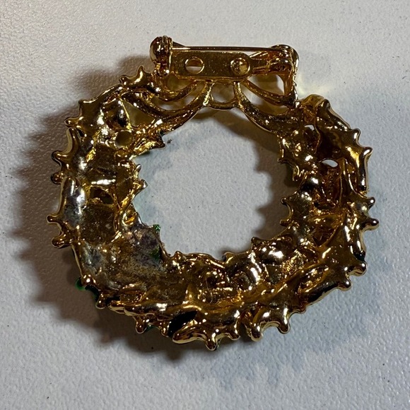 Vintage Gold Tone Christmas Wreath Brooch Pin Holiday Jewelry Women - Picture 2 of 3